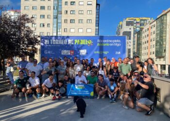 La entrega del acta notarial certifica el récord logrado en el torneo solidario de pádel de Vigo