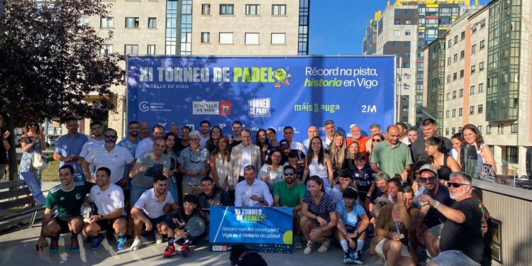 La entrega del acta notarial certifica el récord logrado en el torneo solidario de pádel de Vigo