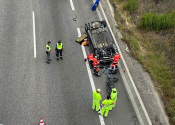 Aparatoso accidente en la A-55 entre un camión y un coche, que acabó volcado
