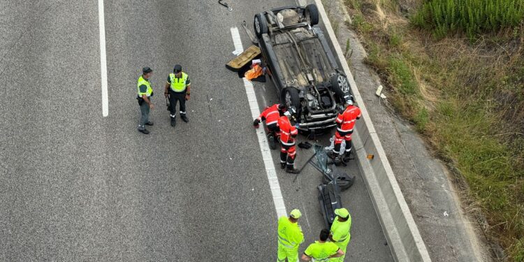 Aparatoso accidente en la A-55 entre un camión y un coche, que acabó volcado