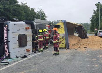 Una persona herida tras volcar un camión que perdió toda su carga en la avenida Clara Campoamor