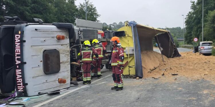 Una persona herida tras volcar un camión que perdió toda su carga en la avenida Clara Campoamor