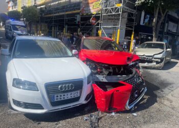 Cuatro personas heridas tras un choque entre tres vehículos en plena Gran Vía de Vigo
