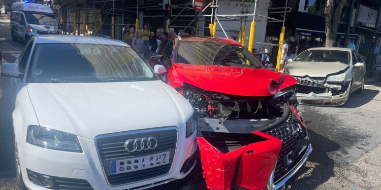 Cuatro personas heridas tras un choque entre tres vehículos en plena Gran Vía de Vigo