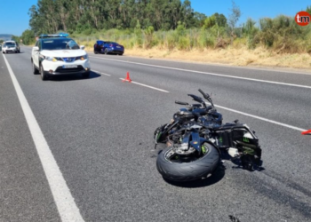 Muere un joven tras un accidente entre una moto y un coche, cuyo conductor se dio a la fuga