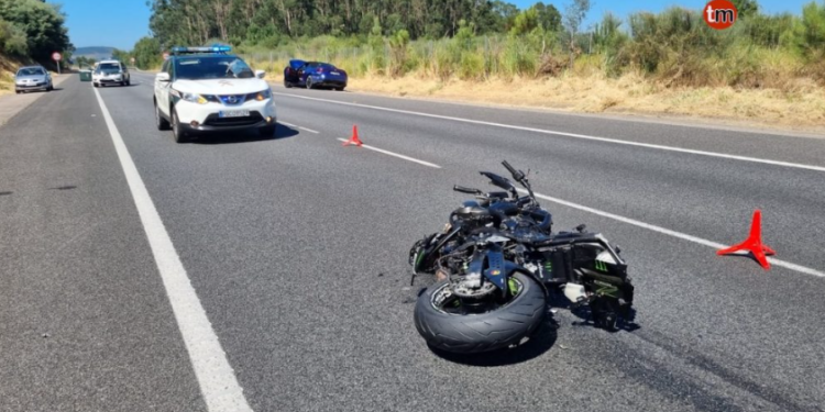 Muere un joven tras un accidente entre una moto y un coche, cuyo conductor se dio a la fuga