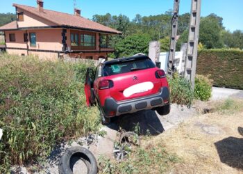 Dos heridos leves en un accidente con tres vehículos implicados