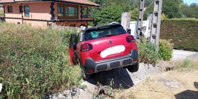 Dos heridos leves en un accidente con tres vehículos implicados