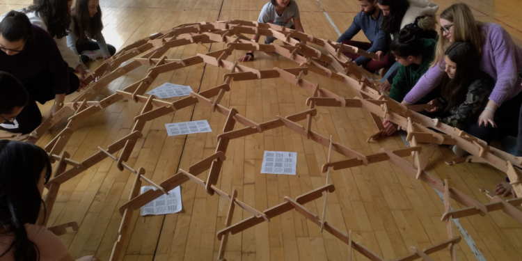 Dimisión del equipo directivo del IES Valadares: «No queremos ser cómplices de un sistema que precariza la educación pública»