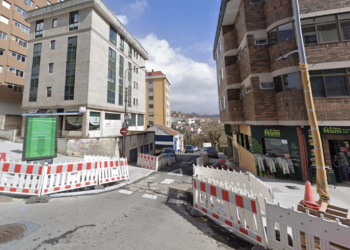 Expulsa a un cliente de su bar en Vigo y éste decide vengarse saltando sobre el capó y el techo de su coche