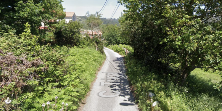 Rescatada una mujer en Cangas tras caer su vehículo por un desnivel de 10 metros