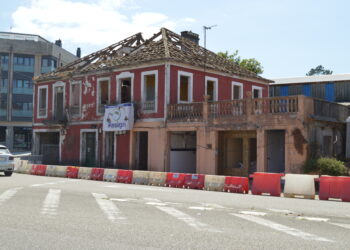 Arranca el derribo de la popular «casa roja» de Puxeiros como un «símbolo de la transformación de Mos»