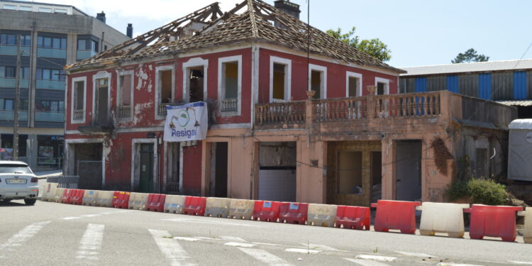 Arranca el derribo de la popular «casa roja» de Puxeiros como un «símbolo de la transformación de Mos»
