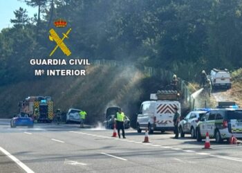 Arde un coche en la autopista en Puxeiros y el fuego se extiende al monte