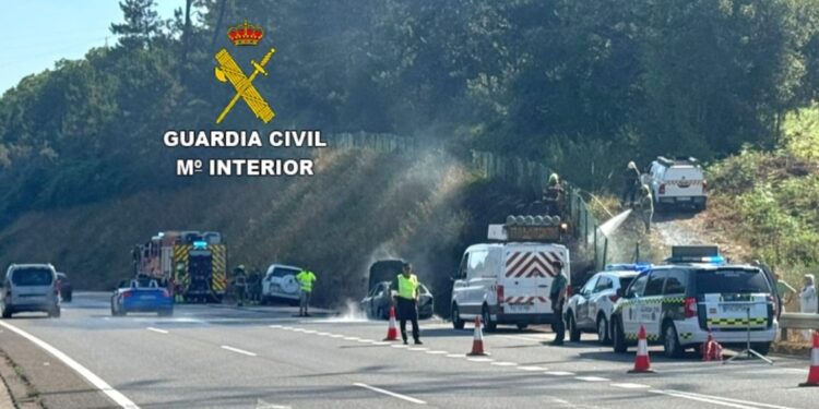 Arde un coche en la autopista en Puxeiros y el fuego se extiende al monte