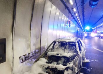 Cortado totalmente el tráfico en el túnel de A Cañiza por el incendio de un vehículo