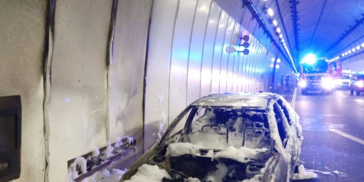 Cortado totalmente el tráfico en el túnel de A Cañiza por el incendio de un vehículo