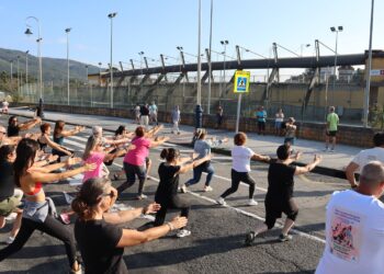 Una pista de tenis y un gimnasio en plena calle para protestar por el cierre de las instalaciones deportivas