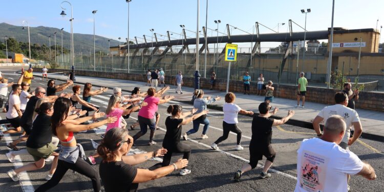 Una pista de tenis y un gimnasio en plena calle para protestar por el cierre de las instalaciones deportivas