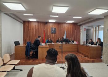 Un acusado de agresión sexual en Vigo dice que paró cuando ella se lo pidió y la mujer considera que superó los límites