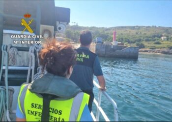 Trasladada al hospital una mujer que sufrió una fuerte crisis de ansiedad en la isla de Ons