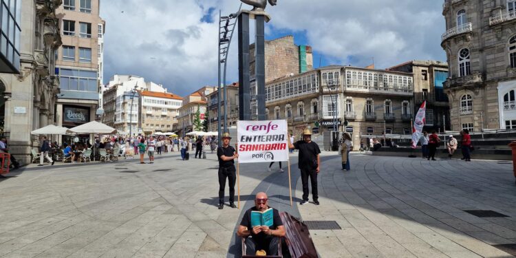 El malestar de vecinos de Sanabria por la supresión de paradas del AVE llega a Vigo: «En 20 años desapareceremos»