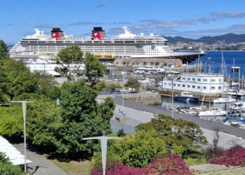 El crucero Disney Fantasy visita por primera vez Vigo con más de 3.600 pasajeros