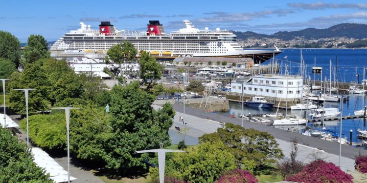 El crucero Disney Fantasy visita por primera vez Vigo con más de 3.600 pasajeros