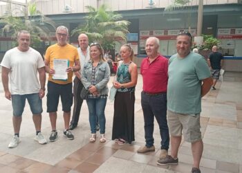 Usuarios del complejo deportivo de Samil denuncian el estado «cochambroso» de las pistas de tenis