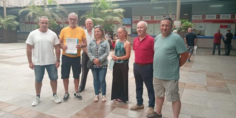 Usuarios del complejo deportivo de Samil denuncian el estado «cochambroso» de las pistas de tenis
