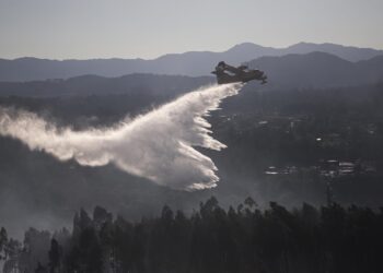 Tensa jornada de incendios forestales: la superficie quemada en Meaño sube a 40 hectáreas y Salvaterra se estabiliza