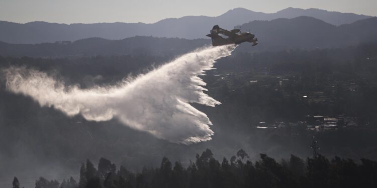 Tensa jornada de incendios forestales: la superficie quemada en Meaño sube a 40 hectáreas y Salvaterra se estabiliza