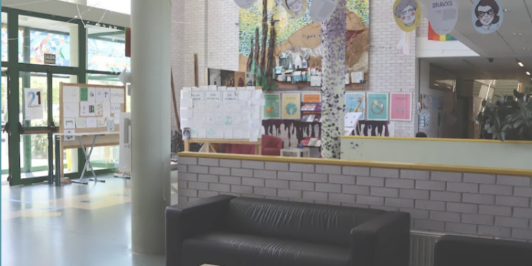 Educación promete dos especialistas al IES Valadares tras la dimisión del equipo directivo