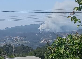 Un incendio en Gondomar moviliza a 5 helicópteros y activa la brigada de refuerzo del Estado