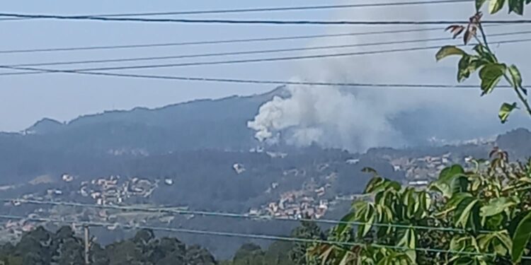 Un incendio en Gondomar moviliza a 5 helicópteros y activa la brigada de refuerzo del Estado