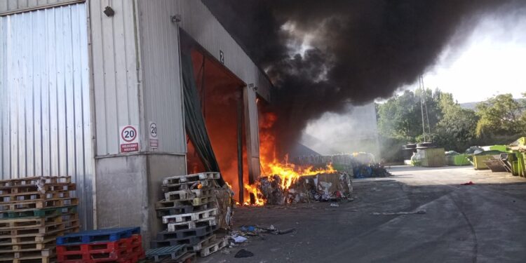 El incendio de Toysal calcina la parte nueva de la nave: así se vio a vista de pájaro