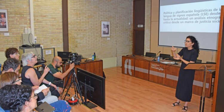 Hito en la UVigo: acoge por primera vez la defensa de una tesis en lenguaje de signos