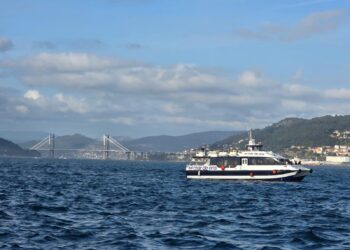 Viajes nocturnos por la ría de Vigo para ver los fuegos de Bouzas y volver de los conciertos de Castrelos