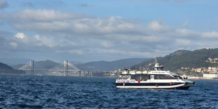 Viajes nocturnos por la ría de Vigo para ver los fuegos de Bouzas y volver de los conciertos de Castrelos