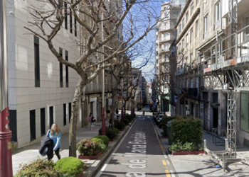Arrestado un joven en Vigo por aporrear la puerta de un edificio del que tenía orden de alejamiento