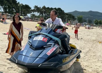 Caballero, tras pasar revista en Samil: «La mejor atención de playas que hay en ningún lugar de España»