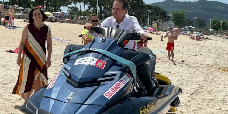 Caballero, tras pasar revista en Samil: «La mejor atención de playas que hay en ningún lugar de España»