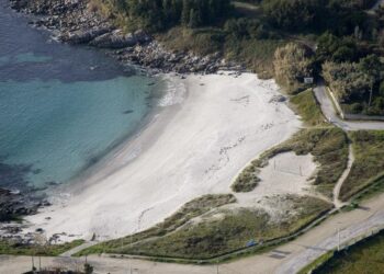 Rescatan a un hombre tras caer en una zona de rocas en Areamilla
