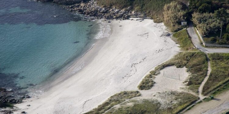 Rescatan a un hombre tras caer en una zona de rocas en Areamilla