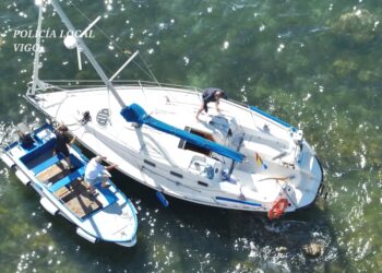 Un velero a la deriva encalla en las rocas de la playa de Canido