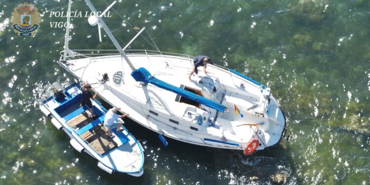 Un velero a la deriva encalla en las rocas de la playa de Canido
