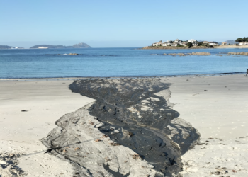 Los vecinos, indignados ante el enésimo vertido en la playa de Canido: «Se asumen como algo normalizado»