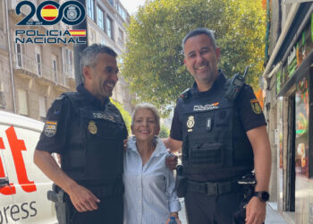 Dos policías salvan la vida a una mujer en plena calle de Vigo: «Sois mis ángeles de la guarda»