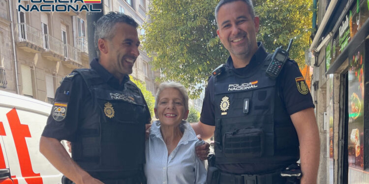 Dos policías salvan la vida a una mujer en plena calle de Vigo: «Sois mis ángeles de la guarda»