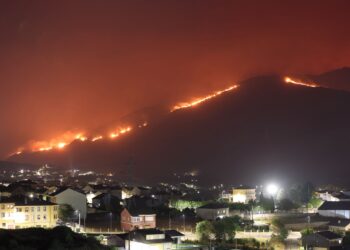 Los incendios dejan heridos a un brigadista y a un bombero mientras se espera la llegada de 200 militares